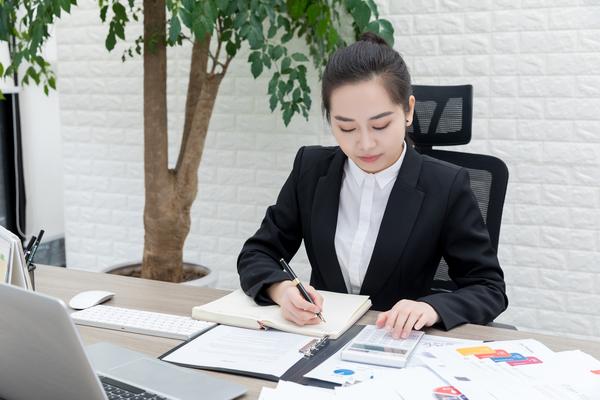 《浪漫女孩婚纱照：隆重场合下的美丽瞬间》 图2