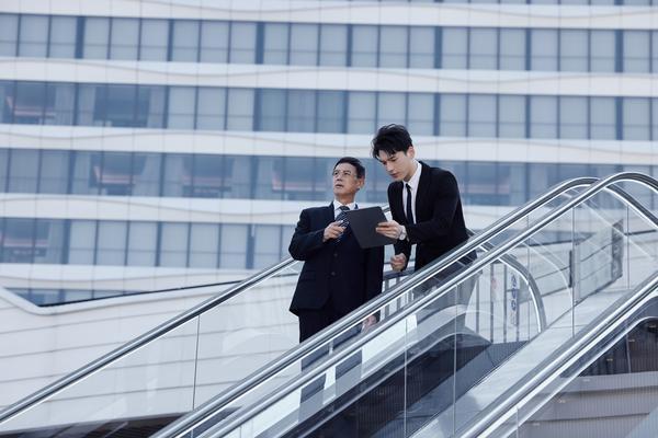 中介不坐电梯带人看房引争议，网友：这样真的合理吗？图1