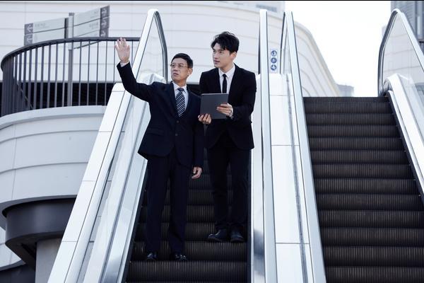 中介不坐电梯带人看房引争议，网友：这样真的合理吗？ 图2