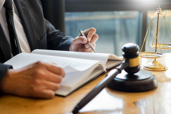 正当防卫的界定与法律边界|社会热点中的法律