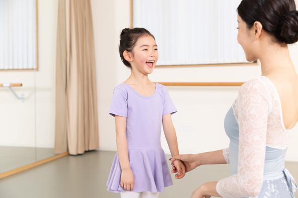 青岛时尚妈妈装：打造美丽婚礼的必备单品图1