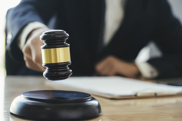 从非法运营到敲诈勒索：一起公共交通领域的刑事案件解析 图2