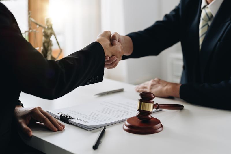 附合合同与条款：从法律视角解析格式合同中的不公正条款 图1
